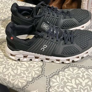 On cloud women’s size w8, black